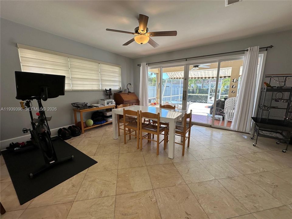 出租: $3,650 (3 贝兹, 2 浴室, 1394 平方英尺)