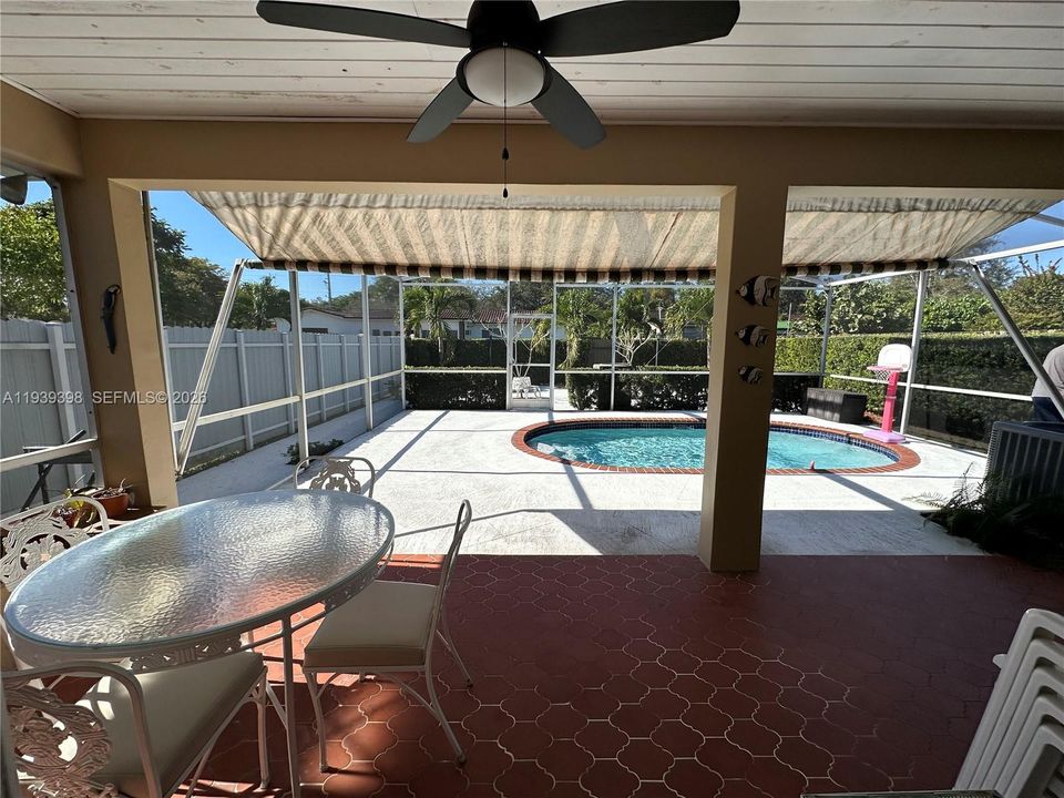 出租: $3,650 (3 贝兹, 2 浴室, 1394 平方英尺)