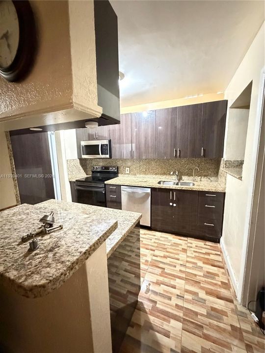 出租: $3,200 (3 贝兹, 2 浴室, 1681 平方英尺)