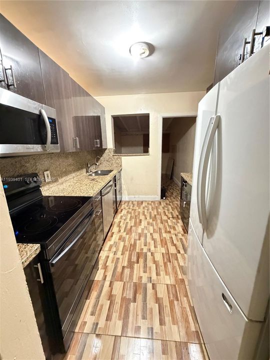 出租: $3,200 (3 贝兹, 2 浴室, 1681 平方英尺)