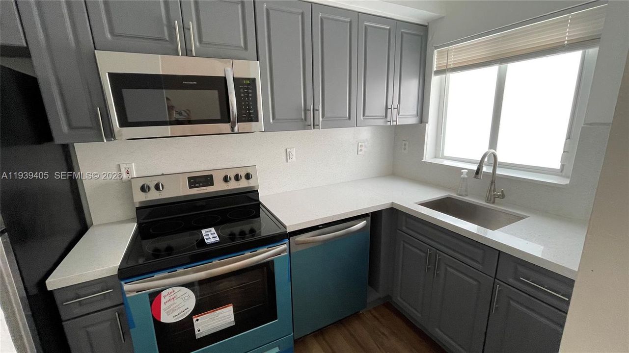 出租: $2,450 (2 贝兹, 1 浴室, 930 平方英尺)