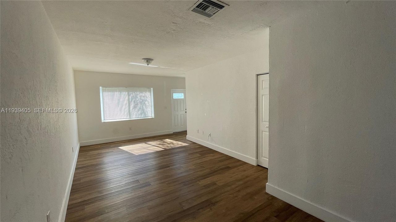 出租: $2,450 (2 贝兹, 1 浴室, 930 平方英尺)