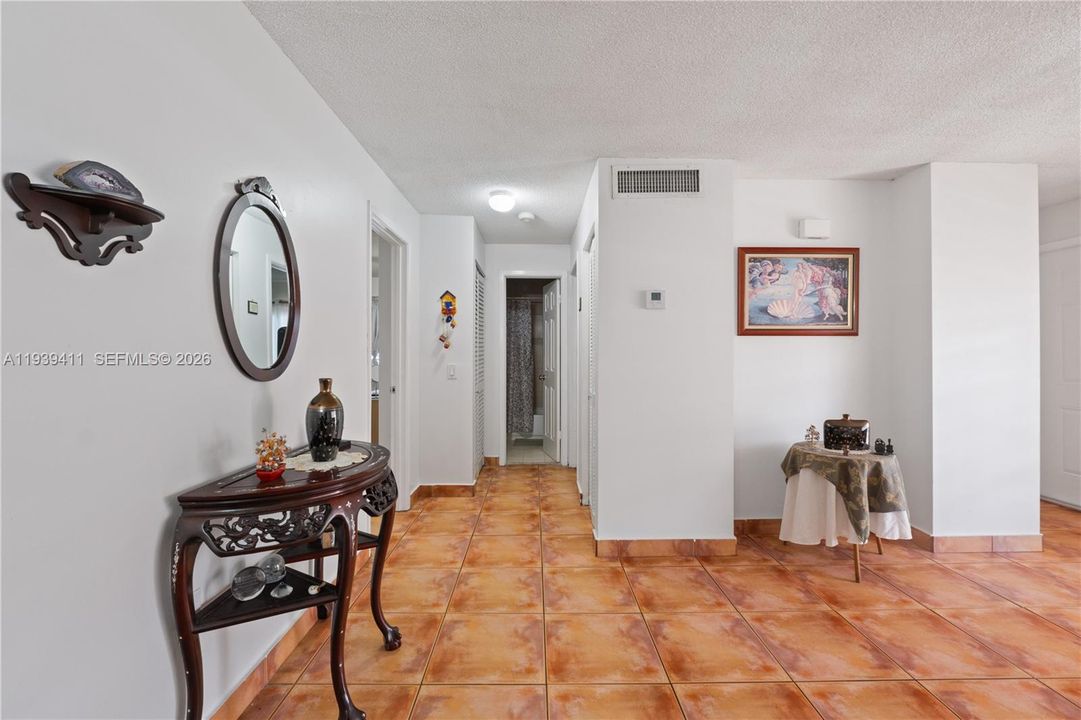 En Venta: $309,000 (2 camas, 2 baños, 948 Pies cuadrados)