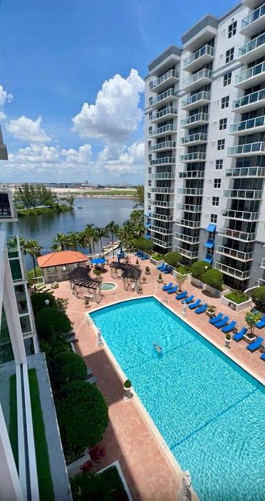 En Venta: $444,000 (2 camas, 2 baños, 923 Pies cuadrados)