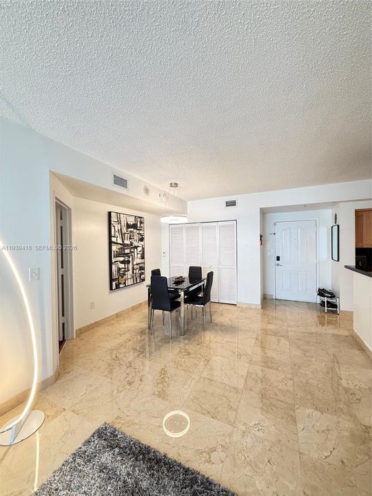 En Venta: $444,000 (2 camas, 2 baños, 923 Pies cuadrados)