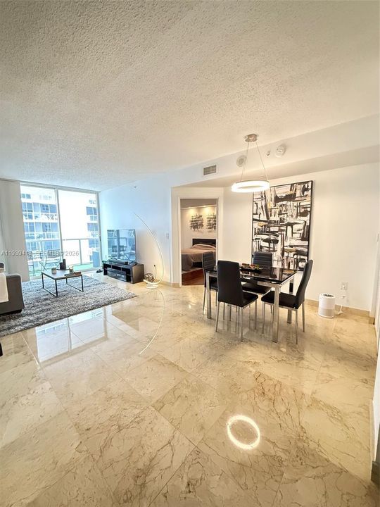 En Venta: $444,000 (2 camas, 2 baños, 923 Pies cuadrados)