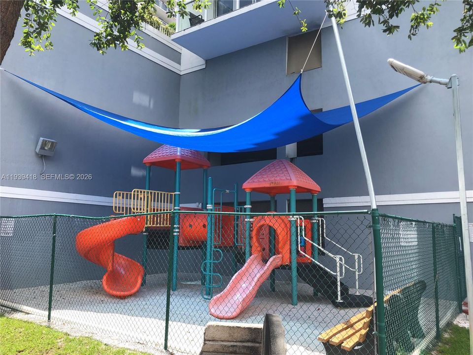 En Venta: $444,000 (2 camas, 2 baños, 923 Pies cuadrados)