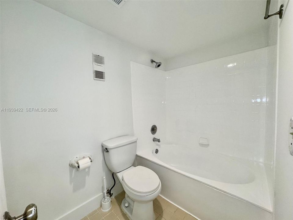 For Rent: $2,400 (2 beds, 2 baths, 939 Square Feet)