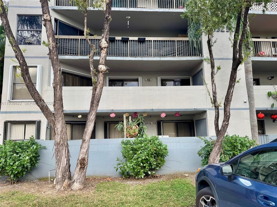 For Rent: $2,400 (2 beds, 2 baths, 939 Square Feet)