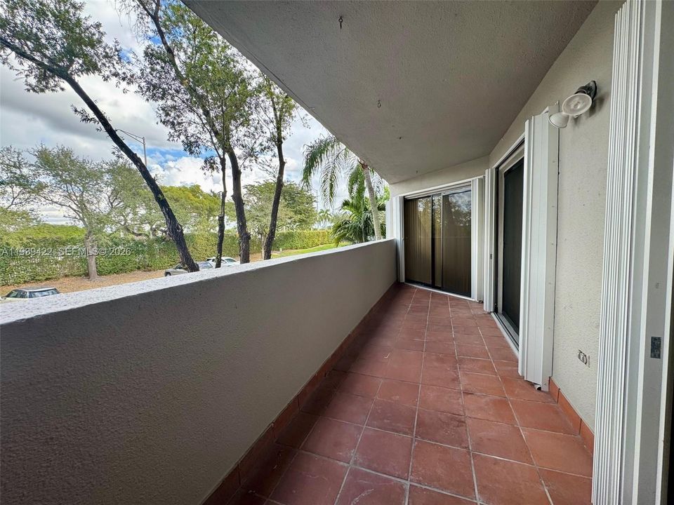 For Rent: $2,400 (2 beds, 2 baths, 939 Square Feet)