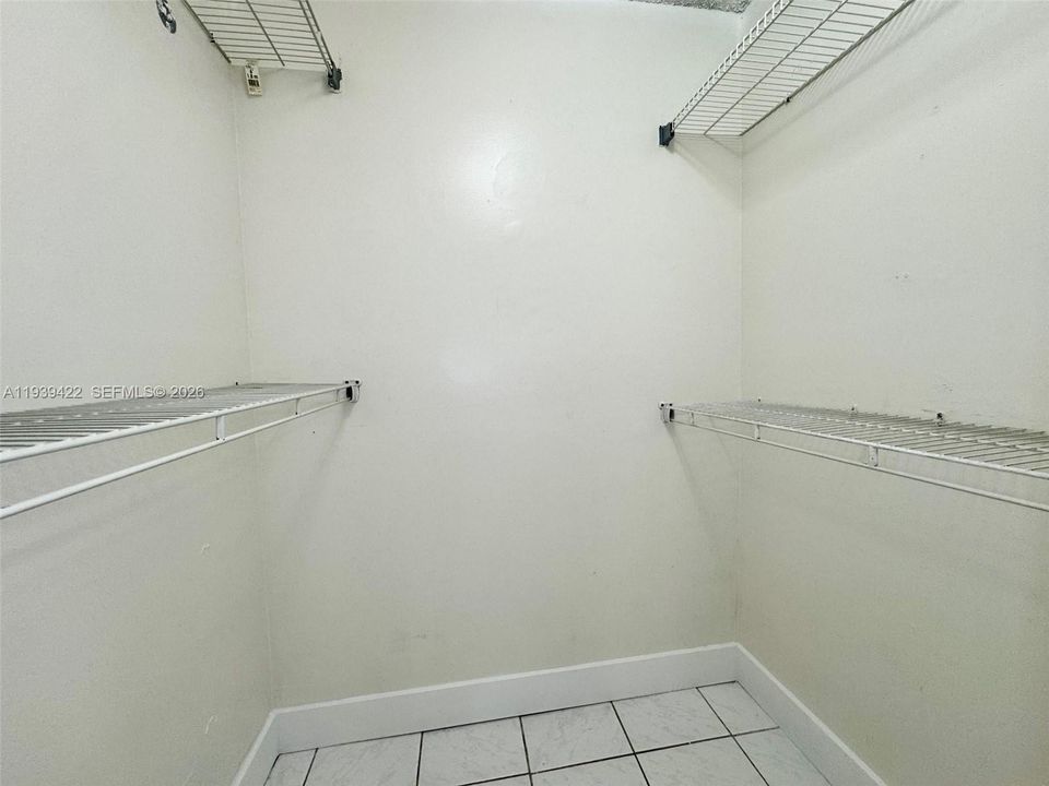 For Rent: $2,400 (2 beds, 2 baths, 939 Square Feet)