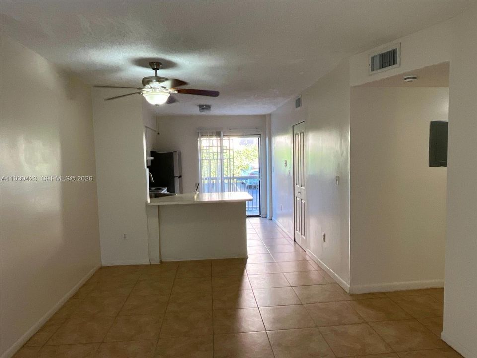 出租: $2,100 (2 贝兹, 2 浴室, 812 平方英尺)