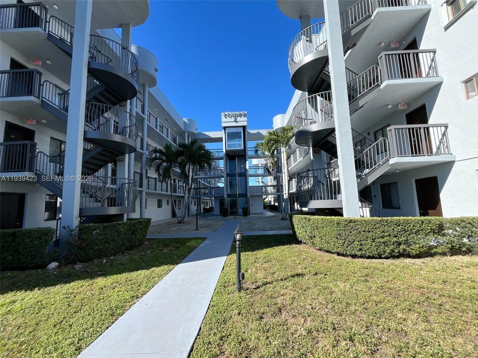 出租: $2,100 (2 贝兹, 2 浴室, 812 平方英尺)