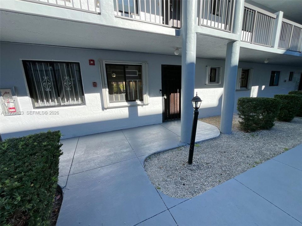 出租: $2,100 (2 贝兹, 2 浴室, 812 平方英尺)