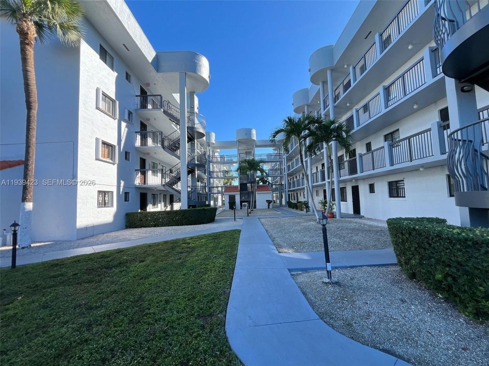 出租: $2,100 (2 贝兹, 2 浴室, 812 平方英尺)