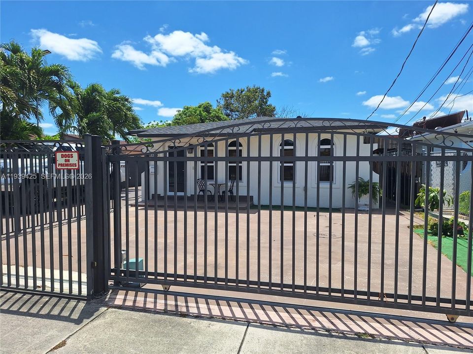 出租: $2,550 (2 贝兹, 1 浴室, 900 平方英尺)