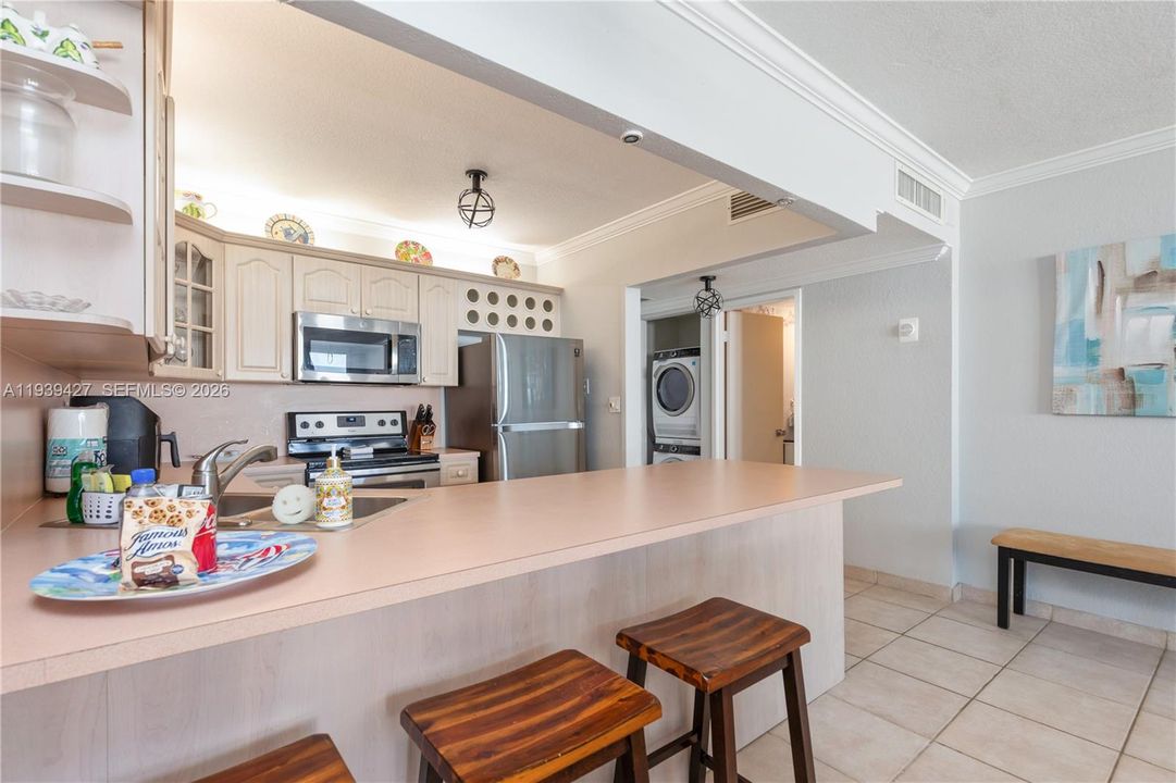 For Rent: $4,000 (1 beds, 1 baths, 847 Square Feet)