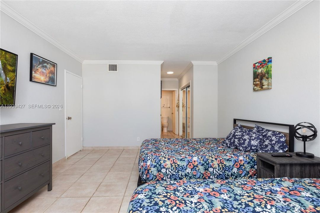 For Rent: $4,000 (1 beds, 1 baths, 847 Square Feet)