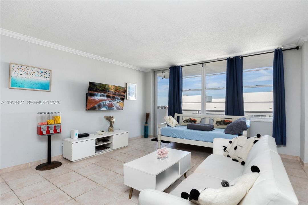 For Rent: $4,000 (1 beds, 1 baths, 847 Square Feet)