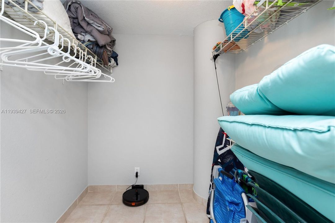 For Rent: $4,000 (1 beds, 1 baths, 847 Square Feet)