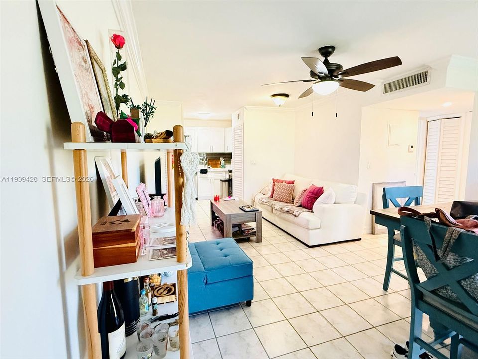 На продажу: $210,000 (2 спален, 2 ванн, 800 Квадратных фут)