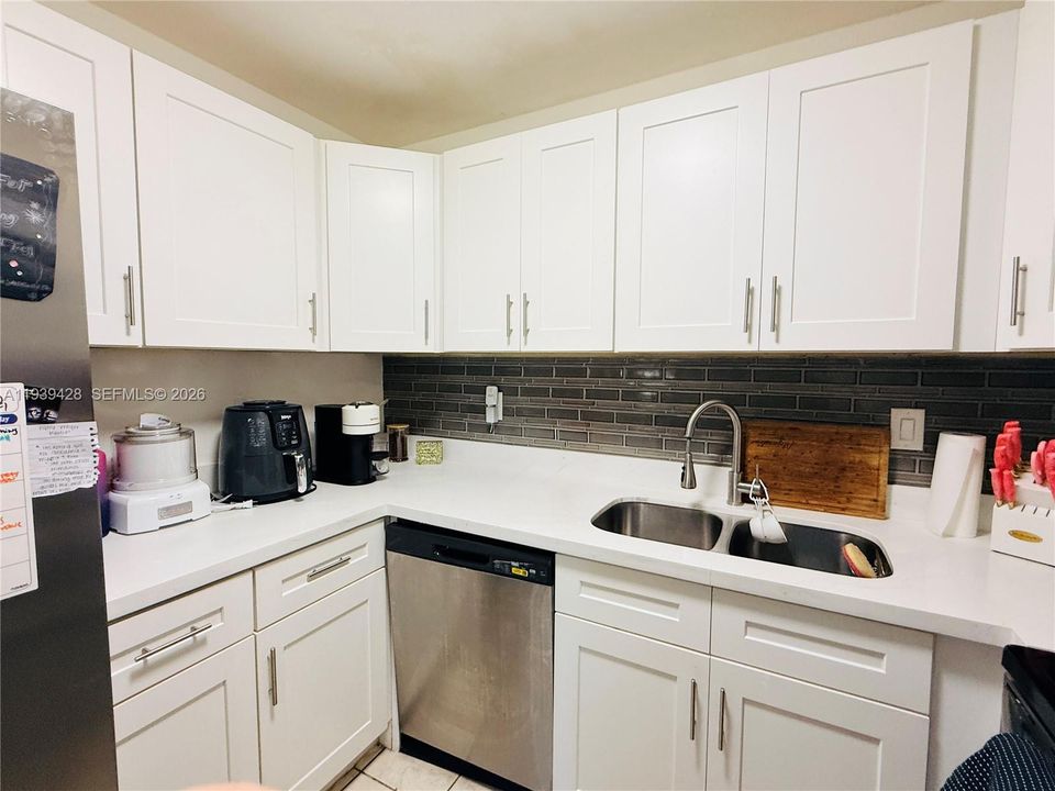 На продажу: $210,000 (2 спален, 2 ванн, 800 Квадратных фут)