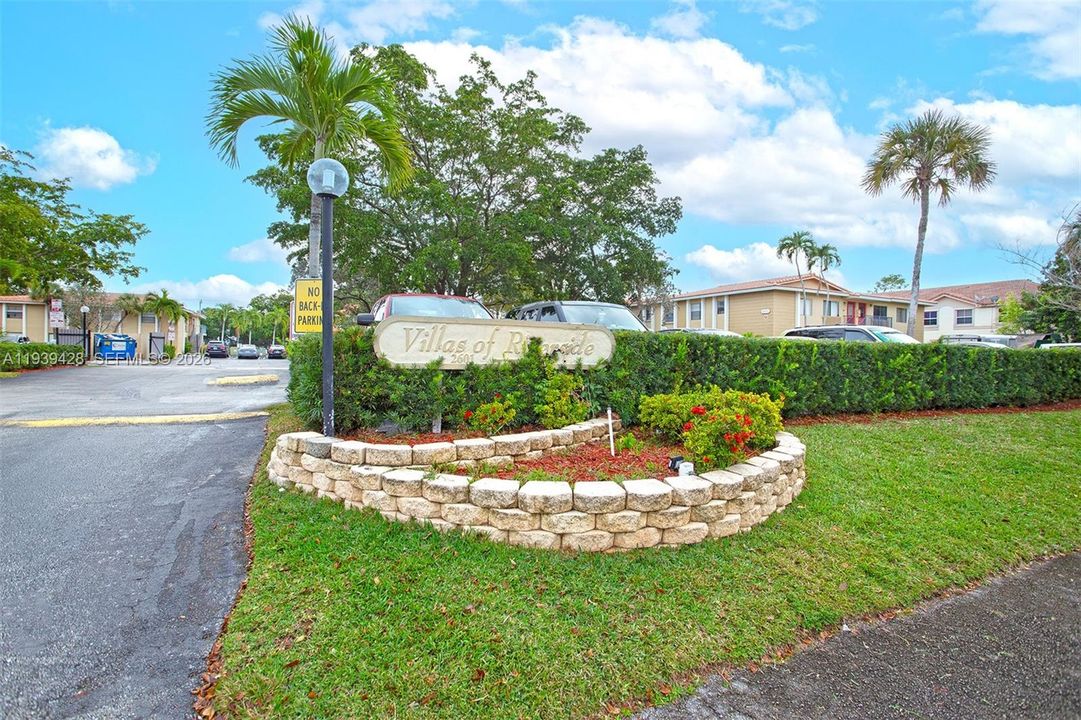 Active With Contract: $210,000 (2 beds, 2 baths, 800 Square Feet)