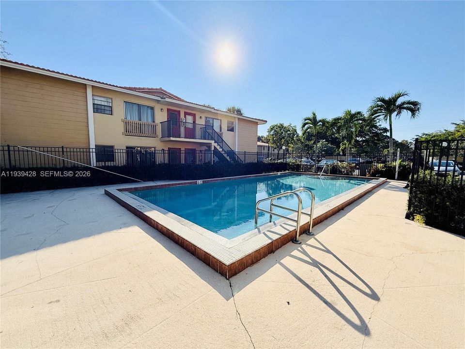 Active With Contract: $210,000 (2 beds, 2 baths, 800 Square Feet)