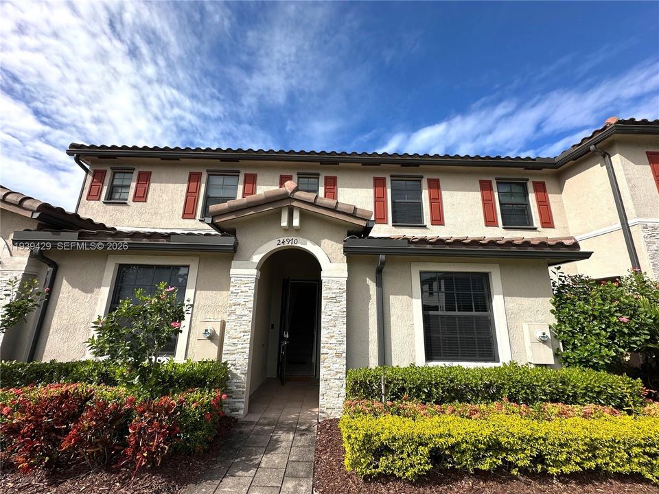 For Rent: $2,450 (3 beds, 3 baths, 1326 Square Feet)