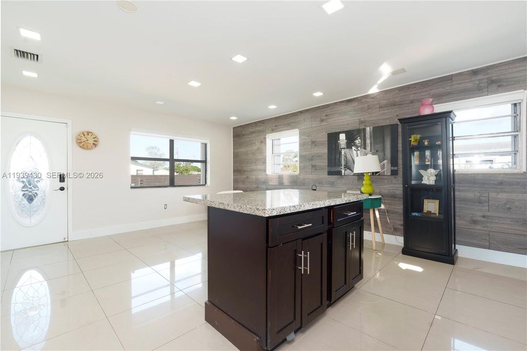 For Sale: $515,000 (3 beds, 2 baths, 936 Square Feet)