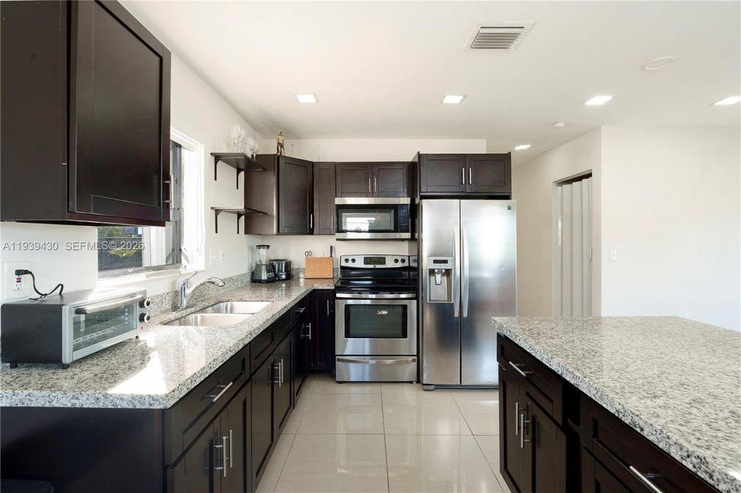 For Sale: $515,000 (3 beds, 2 baths, 936 Square Feet)