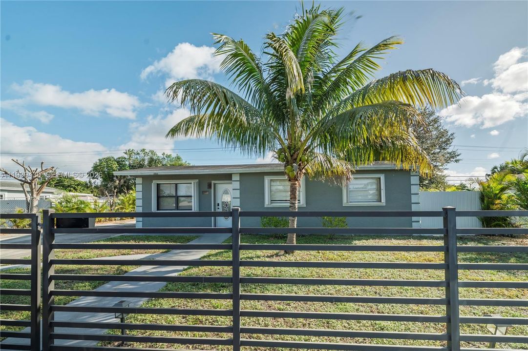 For Sale: $515,000 (3 beds, 2 baths, 936 Square Feet)