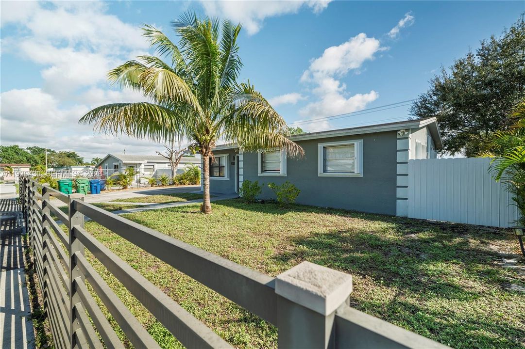 For Sale: $515,000 (3 beds, 2 baths, 936 Square Feet)