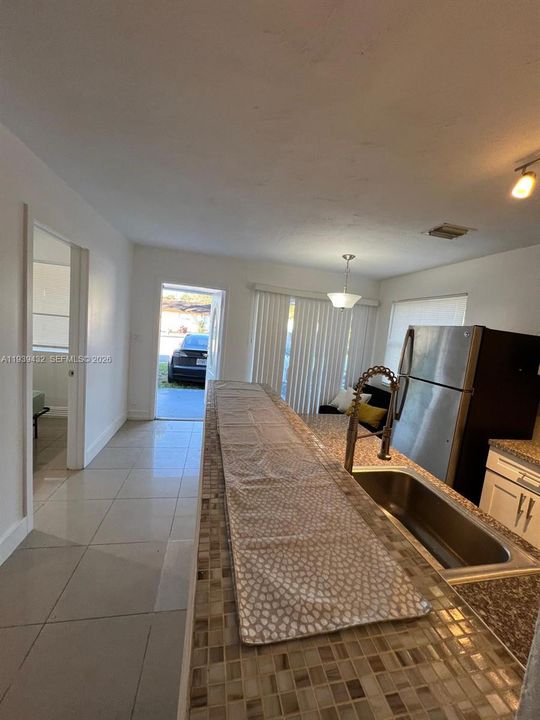 For Rent: $2,200 (2 beds, 1 baths, 792 Square Feet)