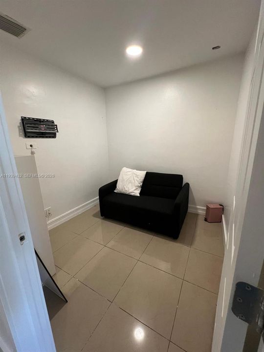 For Rent: $2,200 (2 beds, 1 baths, 792 Square Feet)