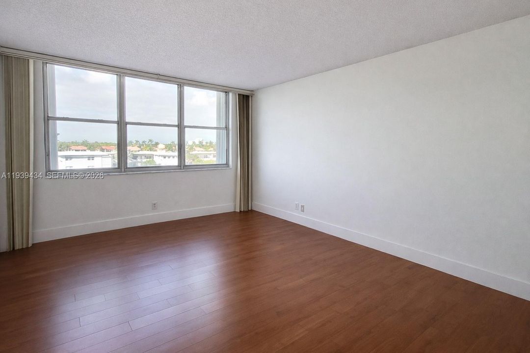 For Rent: $2,750 (2 beds, 2 baths, 1350 Square Feet)