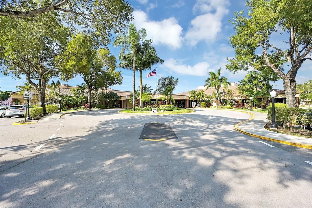 На продажу: $65,449 (1 спален, 1 ванн, 860 Квадратных фут)