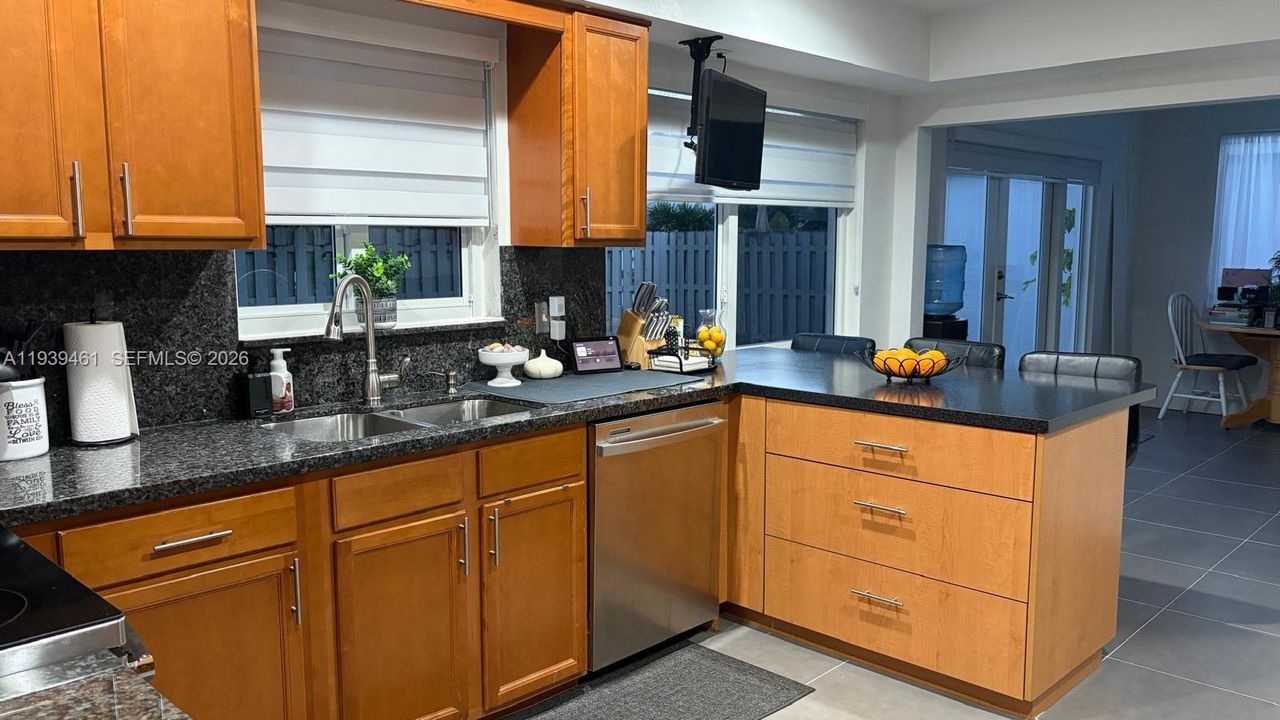 待售: $823,000 (4 贝兹, 2 浴室, 2214 平方英尺)