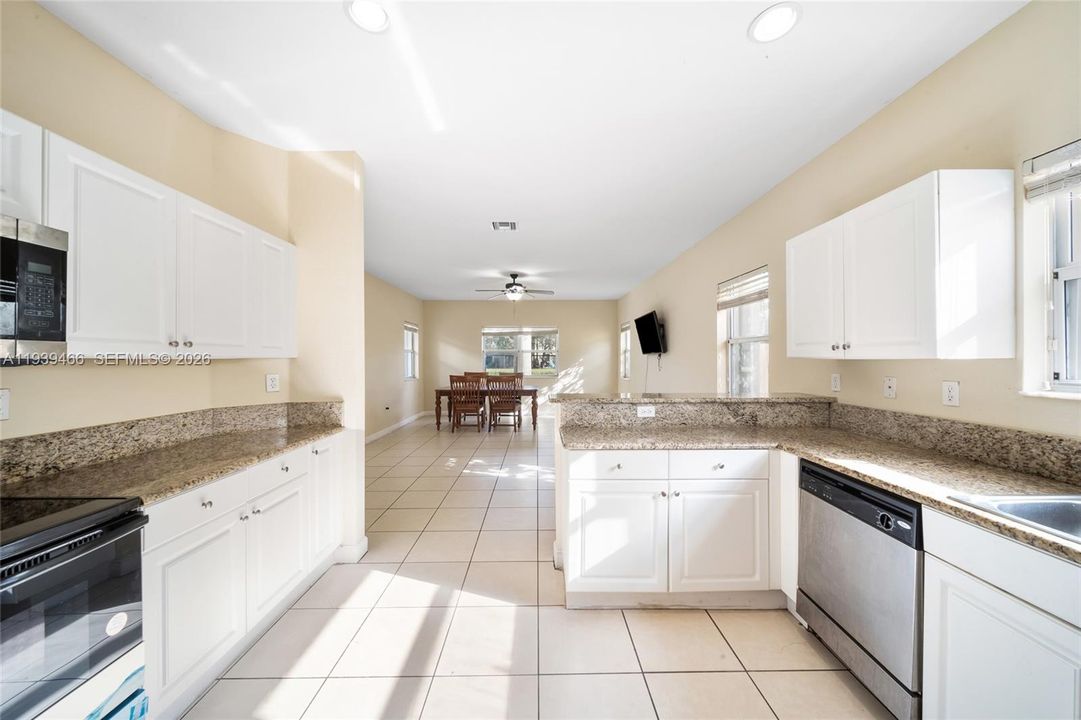 В аренду: $3,800 (5 спален, 2 ванн, 2693 Квадратных фут)