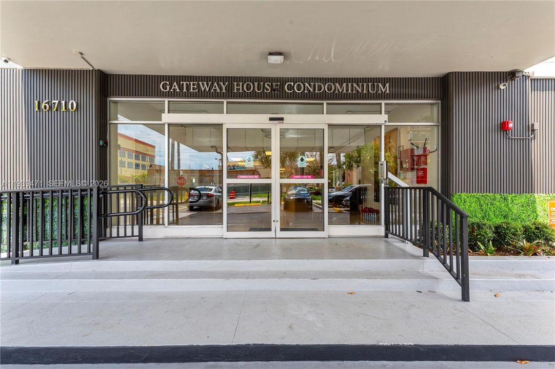 出租: $2,100 (1 贝兹, 1 浴室, 780 平方英尺)