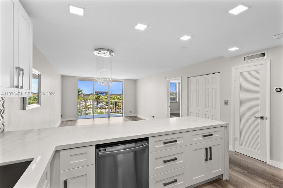 出租: $2,100 (1 贝兹, 1 浴室, 780 平方英尺)