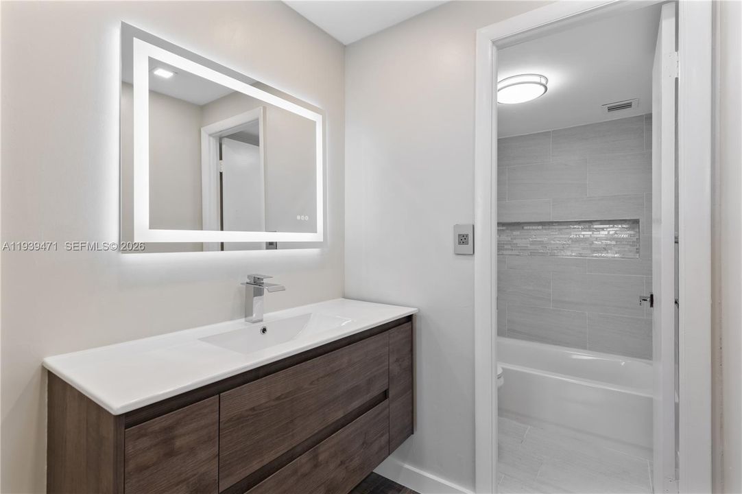 出租: $2,100 (1 贝兹, 1 浴室, 780 平方英尺)