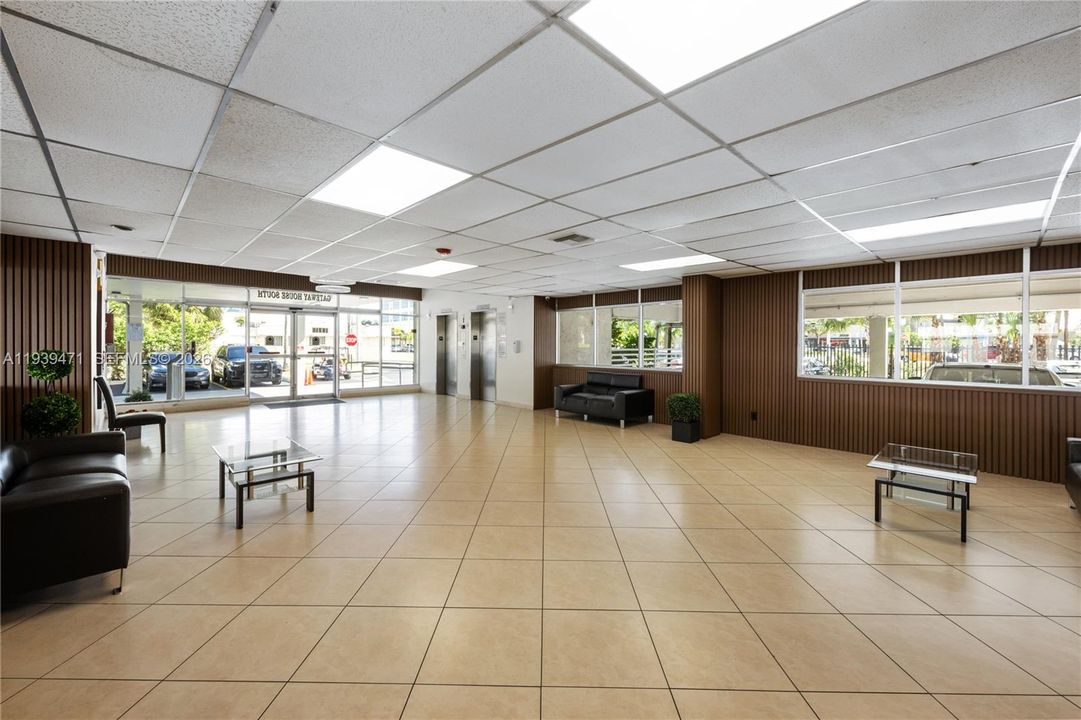 出租: $2,100 (1 贝兹, 1 浴室, 780 平方英尺)