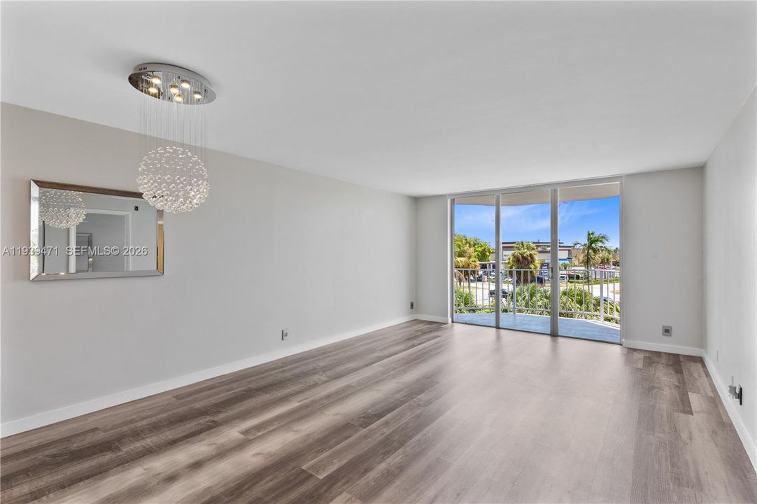 出租: $2,100 (1 贝兹, 1 浴室, 780 平方英尺)