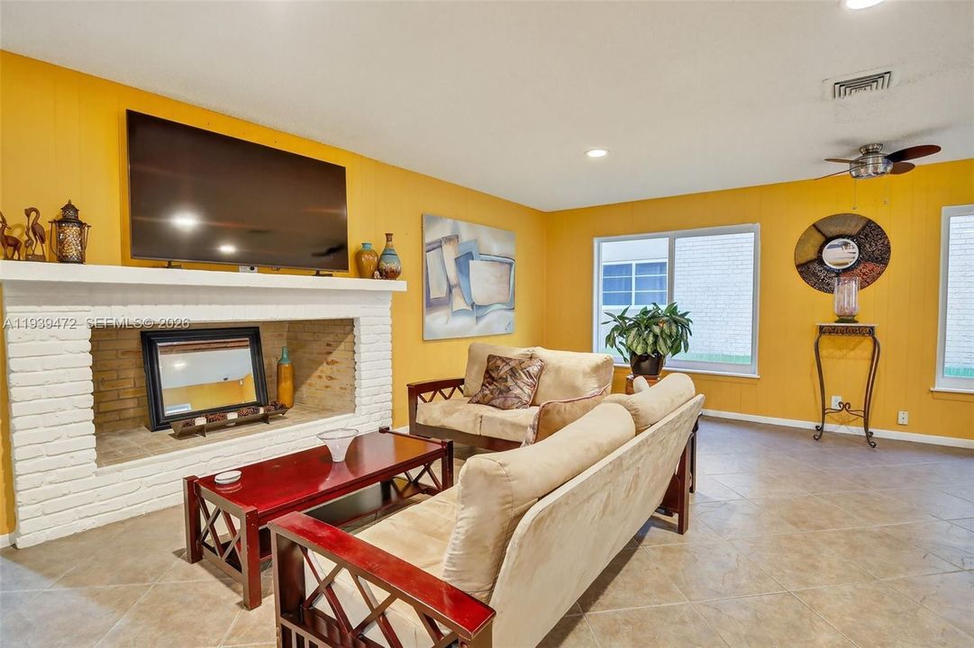 待售: $138,500 (1 贝兹, 1 浴室, 750 平方英尺)