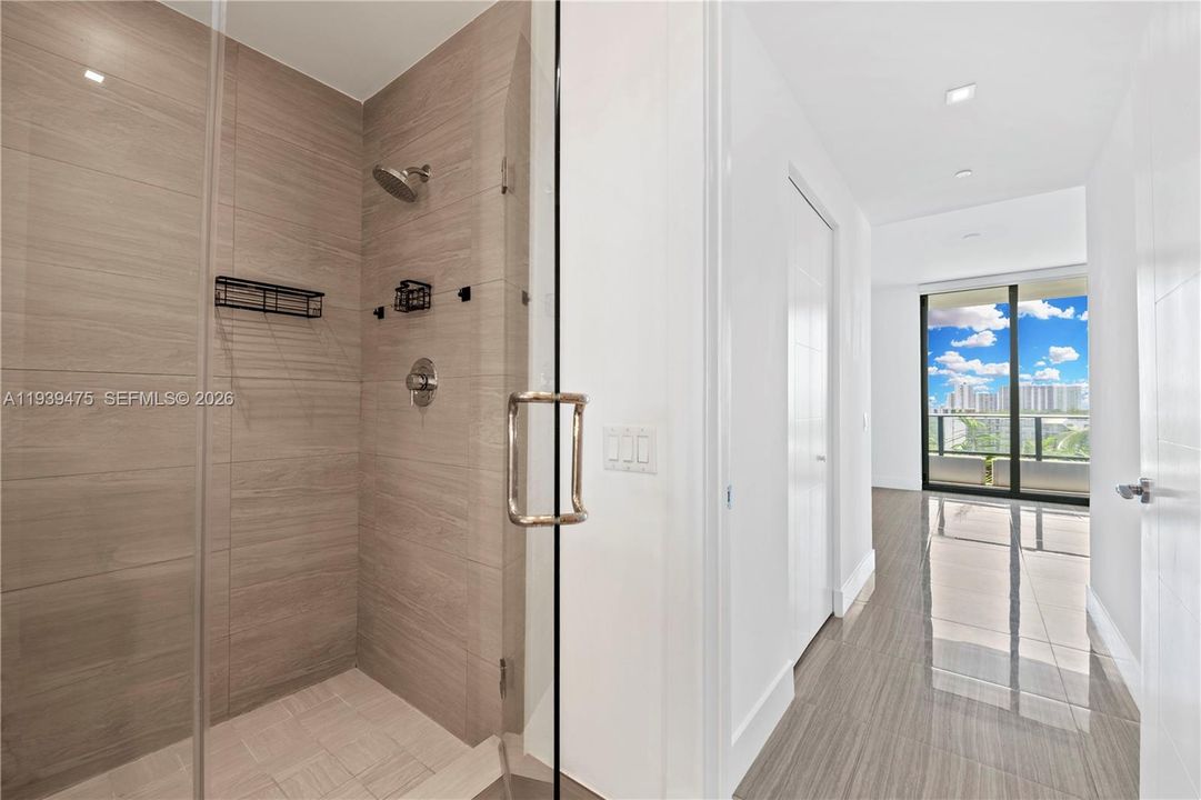 For Rent: $3,800 (1 beds, 2 baths, 842 Square Feet)