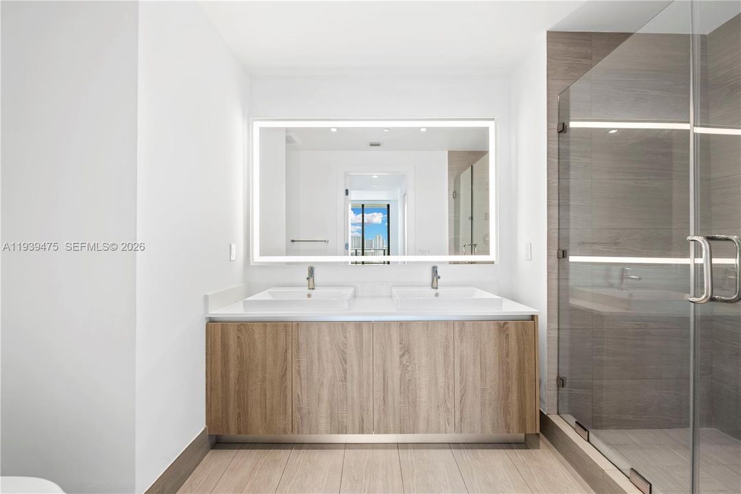 For Rent: $3,800 (1 beds, 2 baths, 842 Square Feet)