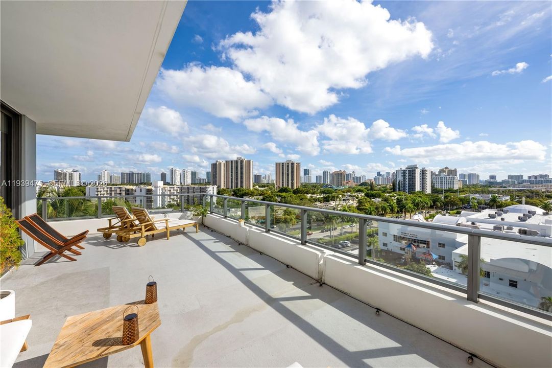 For Rent: $3,800 (1 beds, 2 baths, 842 Square Feet)