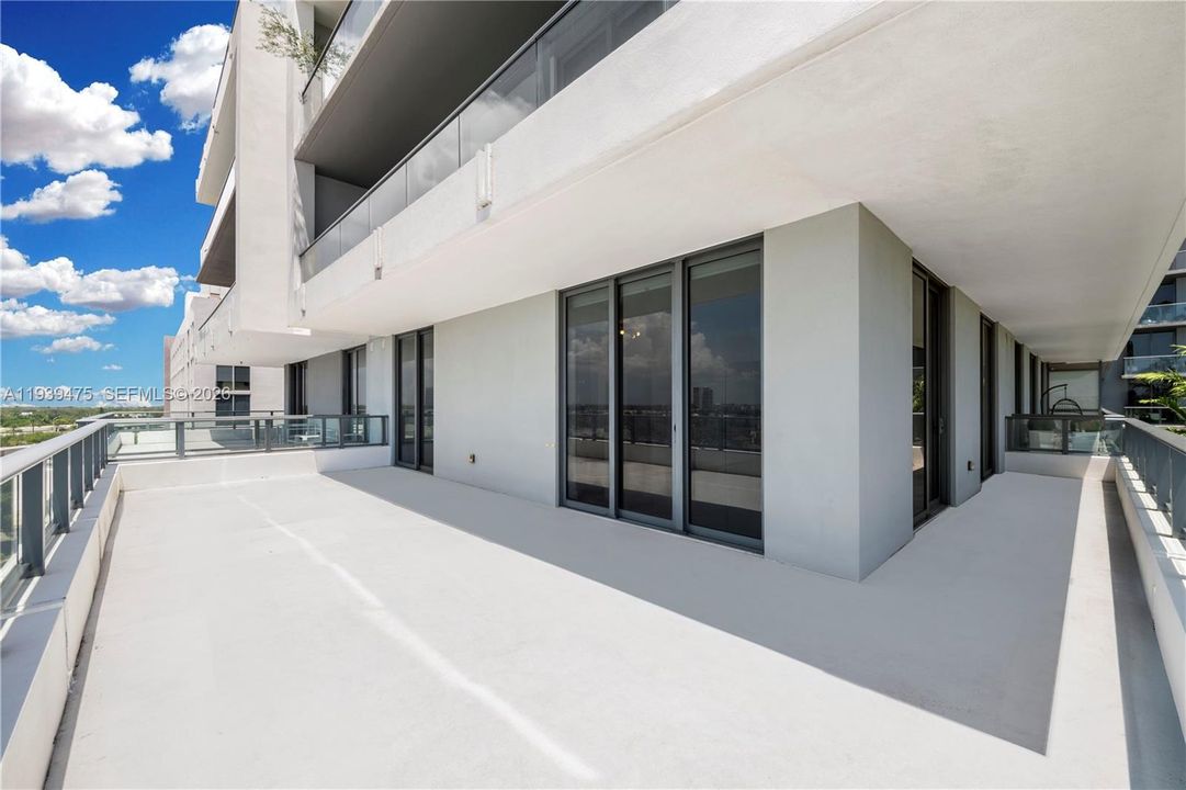 For Rent: $3,800 (1 beds, 2 baths, 842 Square Feet)