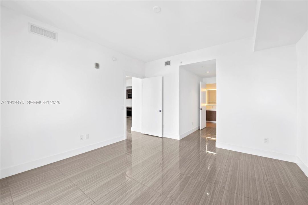 For Rent: $3,800 (1 beds, 2 baths, 842 Square Feet)